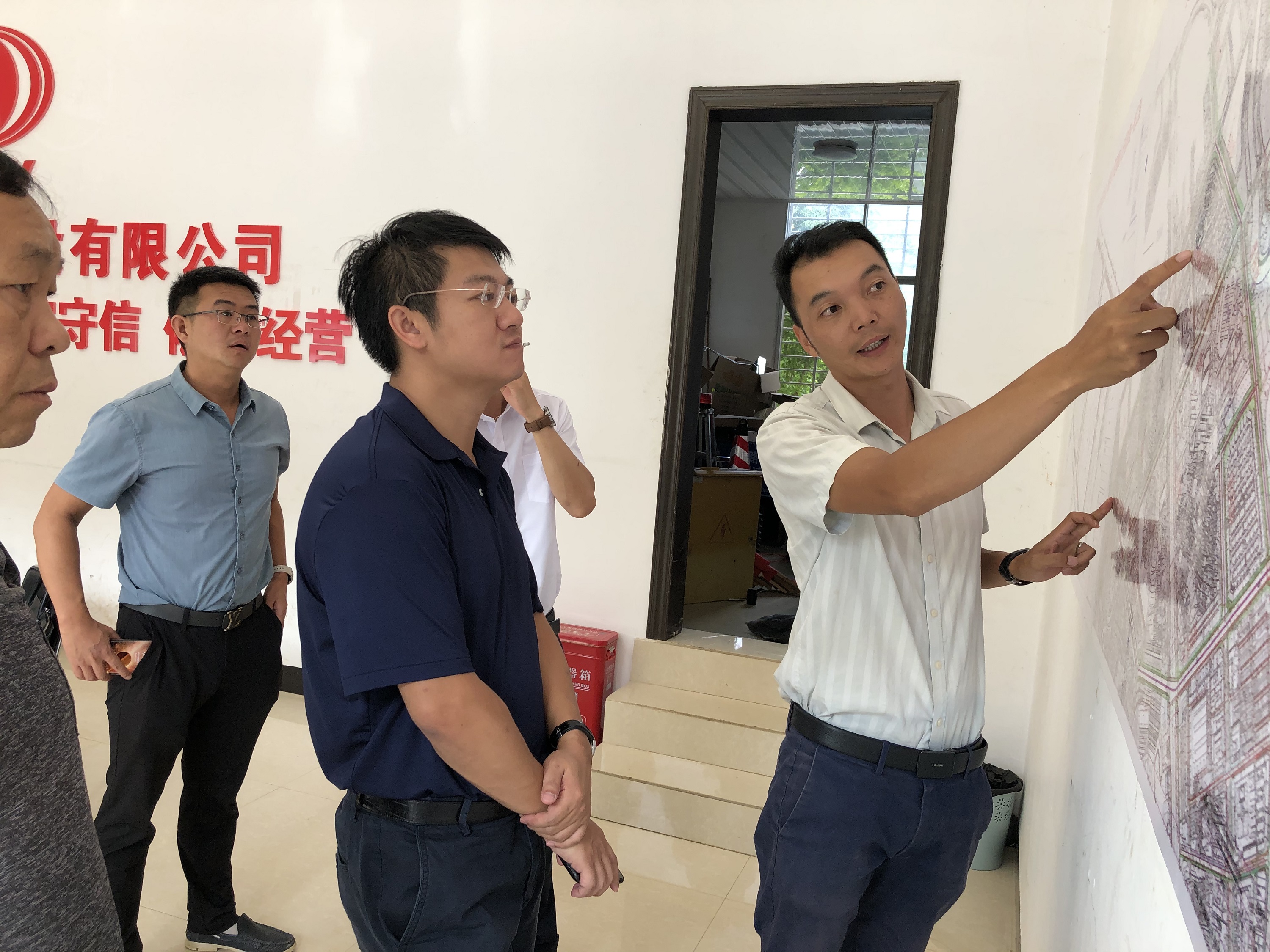 【我為群眾辦實事】萬向遵一行調(diào)研文山市城區(qū)老舊路面改造項目