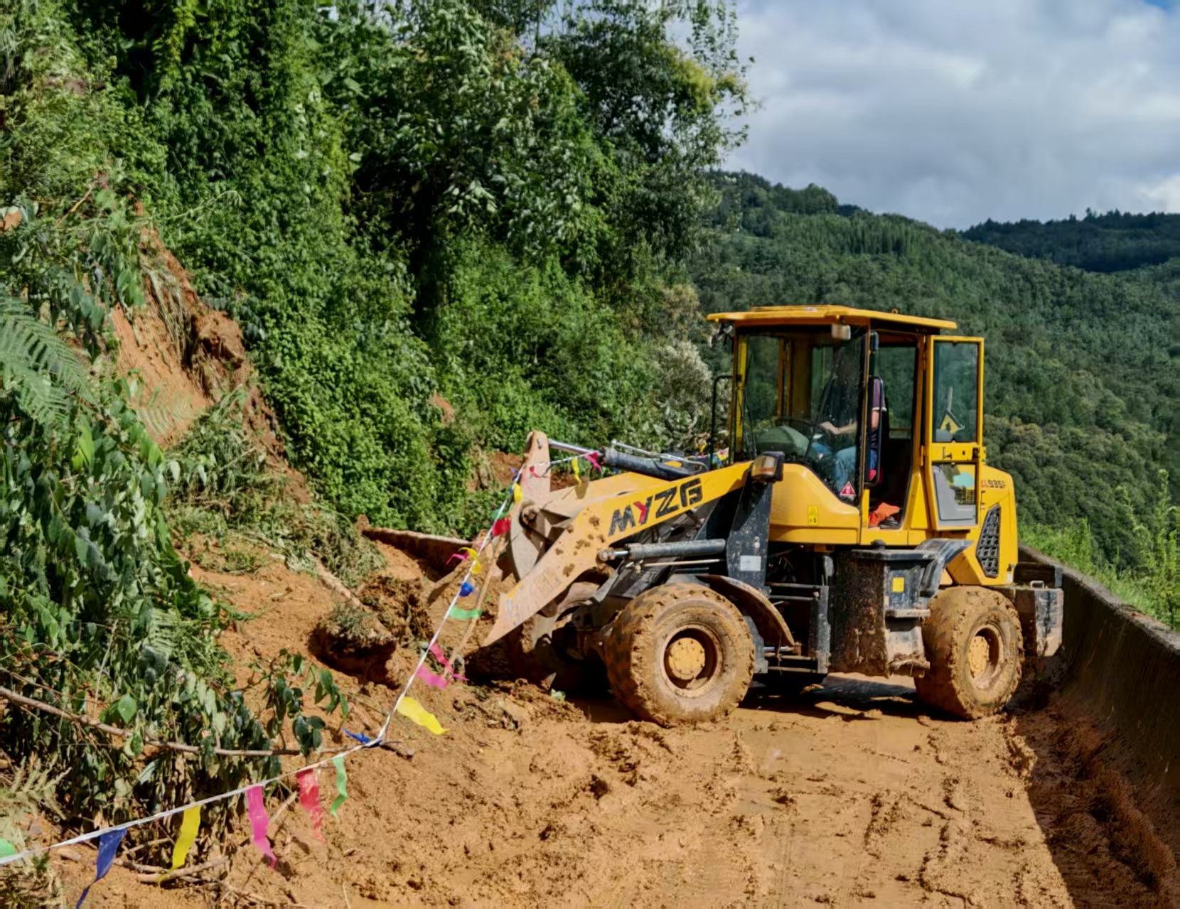【一線資訊】黃龍水庫擴(kuò)建工程施工項(xiàng)目協(xié)助阿子營街道辦事處開展山體滑坡應(yīng)急搶險